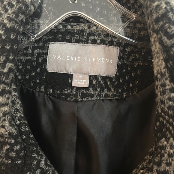 Valerie Stevens NWOT Black and gray Plaid Coat Women’s size Medium. - Picture 3 of 5